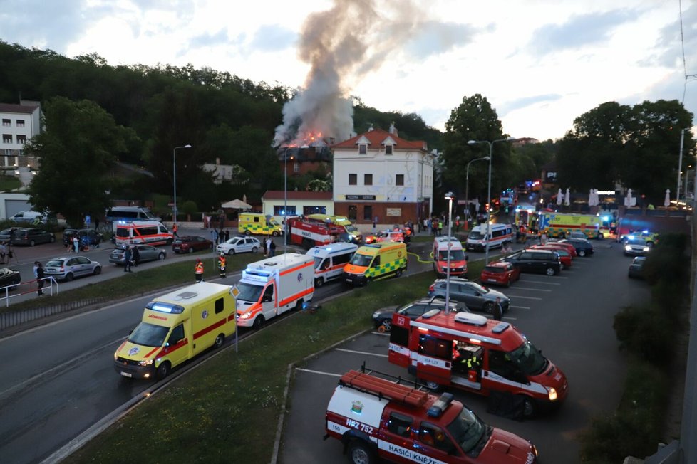 Požár domu s pečovatelskou službou v Roztokách u Prahy. Zraněno by mělo být přes 50 osob. (1. červen 2022)