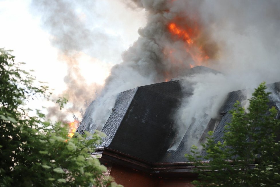 V Roztokách u Prahy hoří dům s pečovatelskou službou. (1. červen 2022)