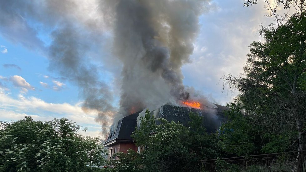 Požár domu s pečovatelskou službou v Roztokách u Prahy. (1. červen 2022)