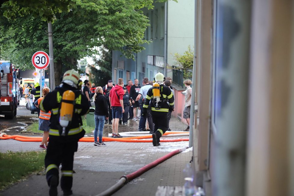 Požár domu s pečovatelskou službou v Roztokách u Prahy (1. červen 2022)