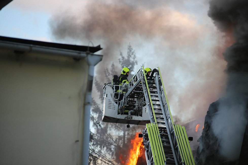 Požár domu s pečovatelskou službou v Roztokách u Prahy. (1. červen 2022)