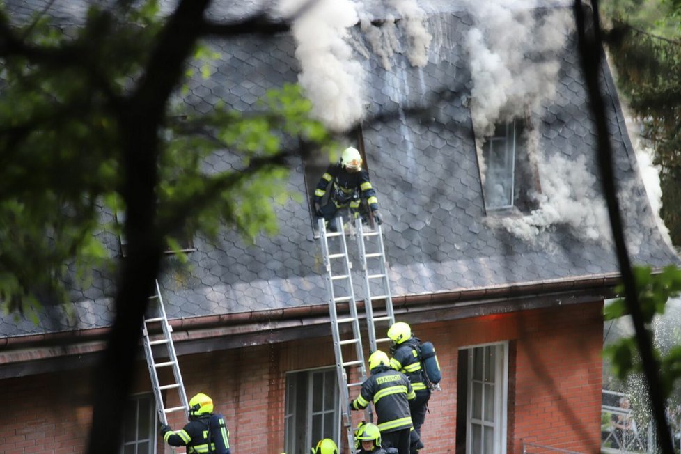 Požár domu s pečovatelskou službou v Roztokách u Prahy (1. červen 2022)