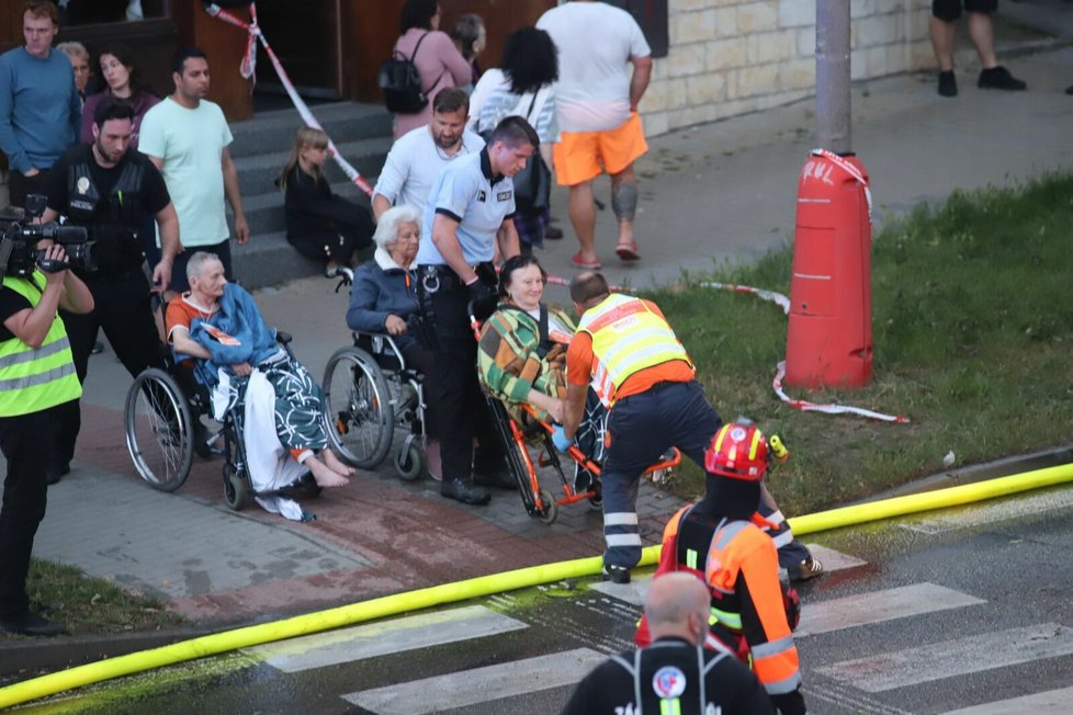 Požár domu s pečovatelskou službou v Roztokách u Prahy. Zraněno by mělo být přes 50 osob. (1. červen 2022)