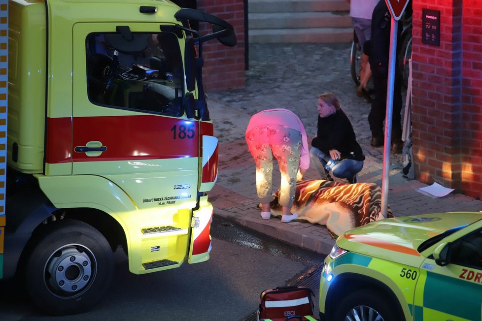 Požár domu s pečovatelskou službou v Roztokách u Prahy. Zraněných by mělo být přes 50 osob. (1. červen 2022)