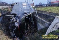 Kuriozní nehoda: Řidič usnul při předjíždění, „poslal" mikrobus do příkopu