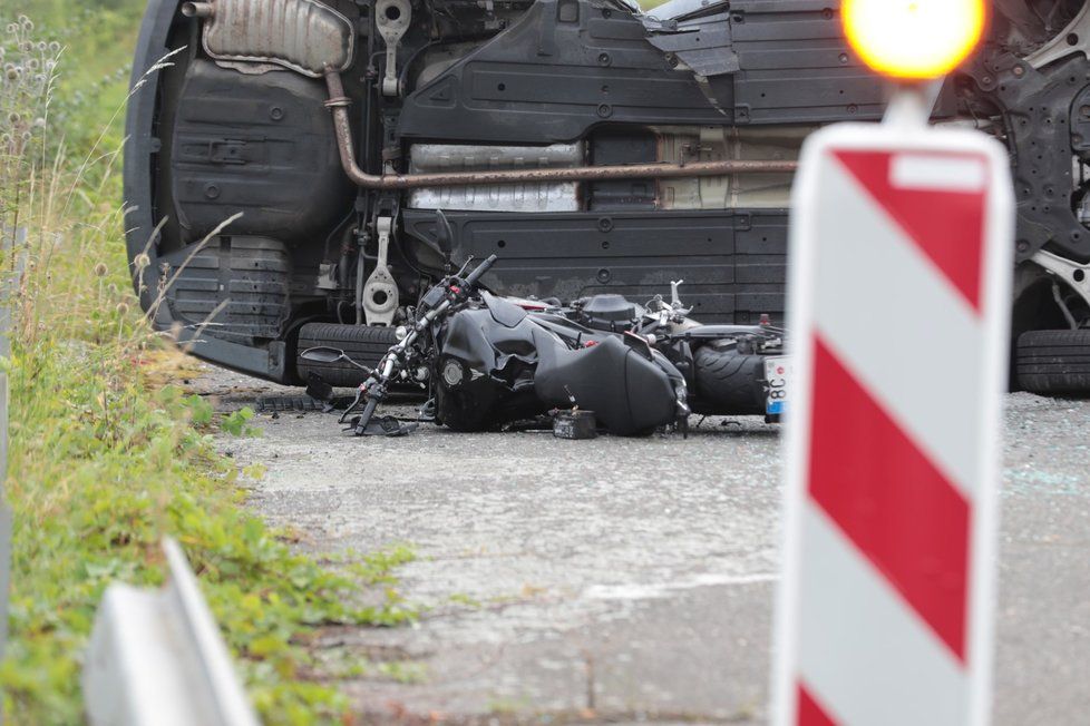 Tragická nehoda auta a motorkáře na Rozvadovské spojce, 15. srpna 2020