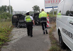 Motorkář na Rozvadovské spojce narazil do stojícího auta, 15. srpna 2020.