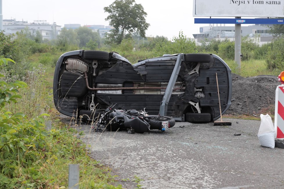 Tragická nehoda auta a motorkáře na Rozvadovské spojce, 15. srpna 2020