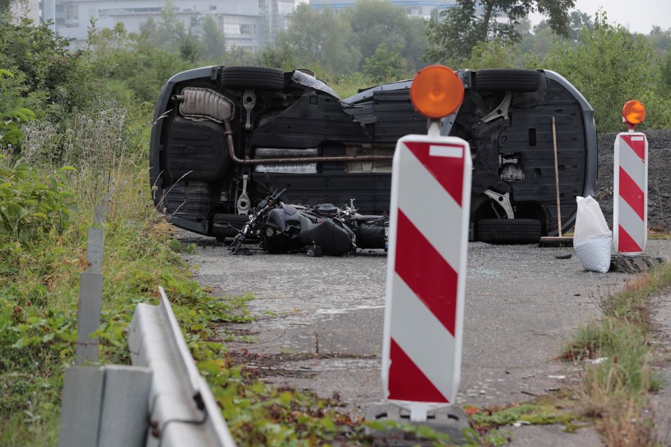 Tragická nehoda auta a motorkáře na Rozvadovské spojce, 15. srpna 2020