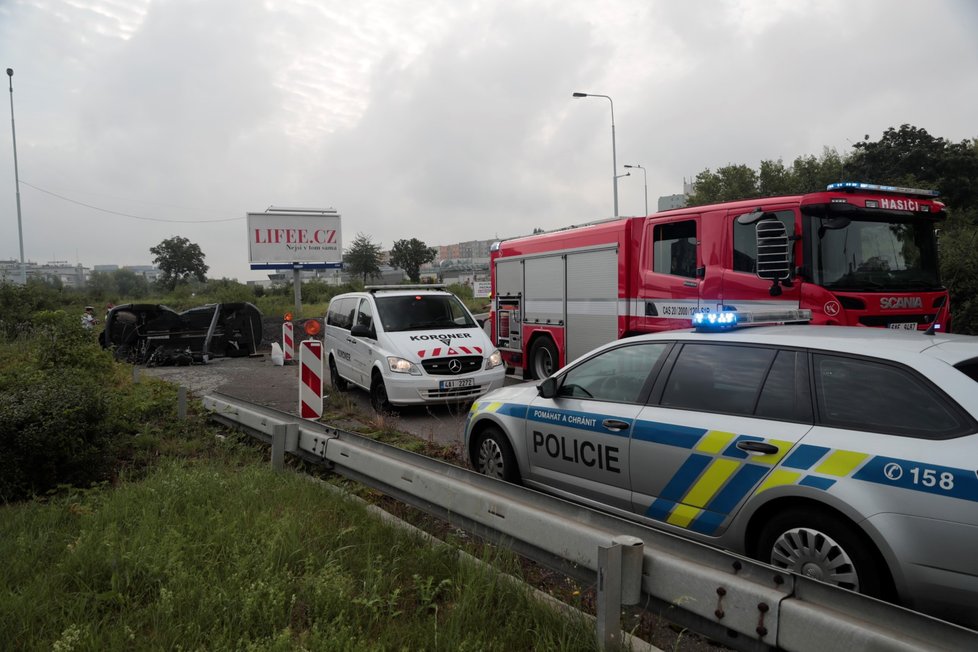 Motorkář na Rozvadovské spojce narazil do stojícího auta, 15. srpna 2020.