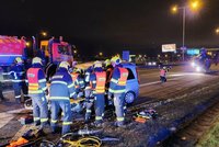 Děsivá srážka osobáku a náklaďáku: Auto na šrot, pro řidiče (20) letěl vrtulník