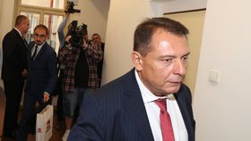 Jiří Paroubek u rozvodového stání s  Petrou Paroubkovou