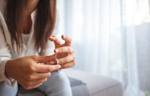 Jak sundat »zaseklý« prsten? Tyhle triky se mohou kdykoli hodit!