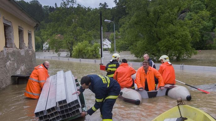 Rozvodněná Lužnice. Tady už je na stavbu trochu pozdě.