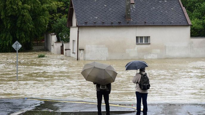 Rozvodněný Botič u Hostivařského náměstí v Praze