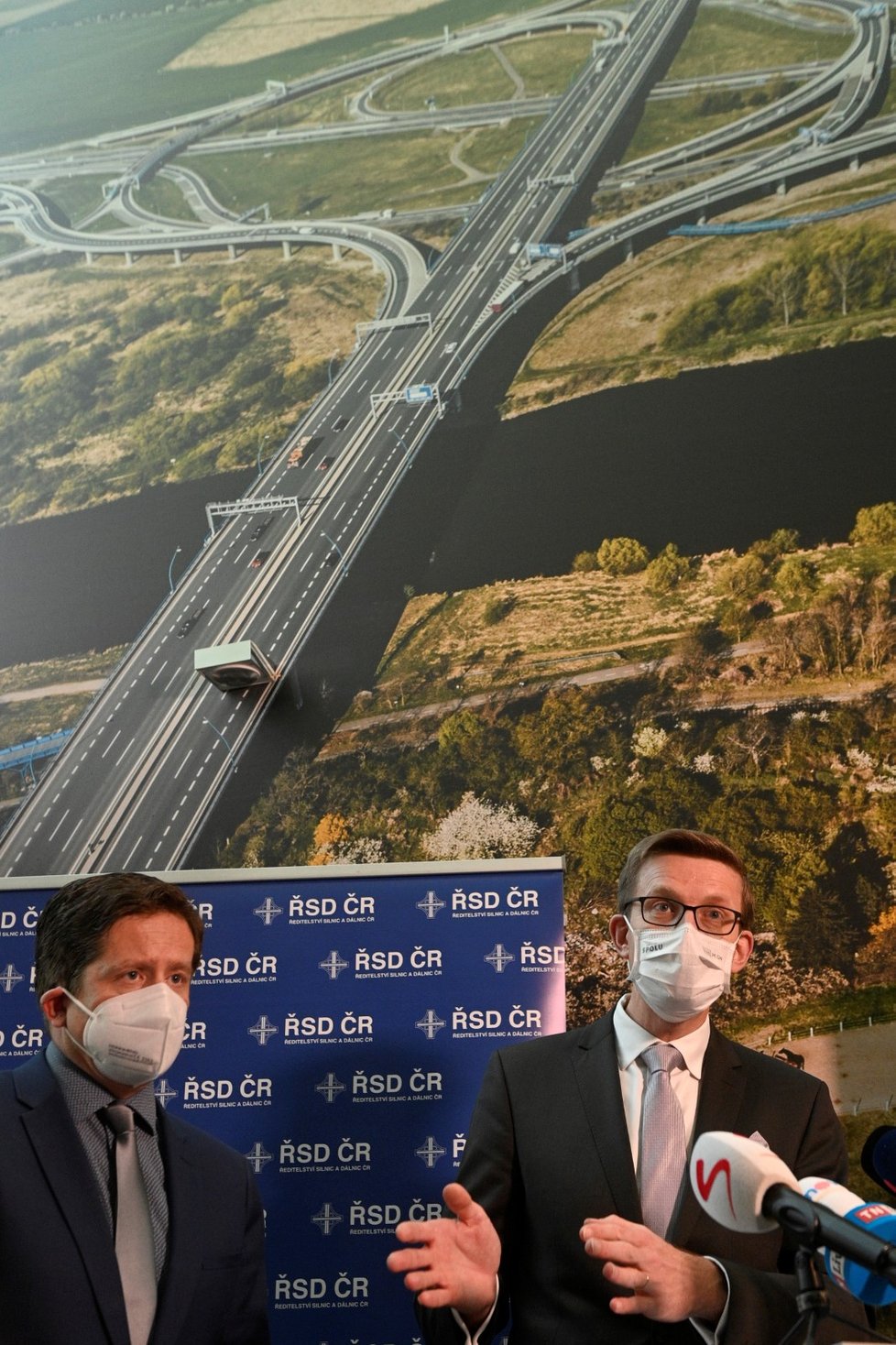Ministr dopravy Martin Kupka (vpravo) a generální ředitel Ředitelství silnic a dálnic ČR Radek Mátl vystoupili na tiskové konferenci po společném jednání (22. 12. 2021)