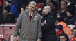 Trenér Arsenalu Arséne Wenger v diskuzi s rozhodčím Anthony Taylorem v zápase proti Burnley