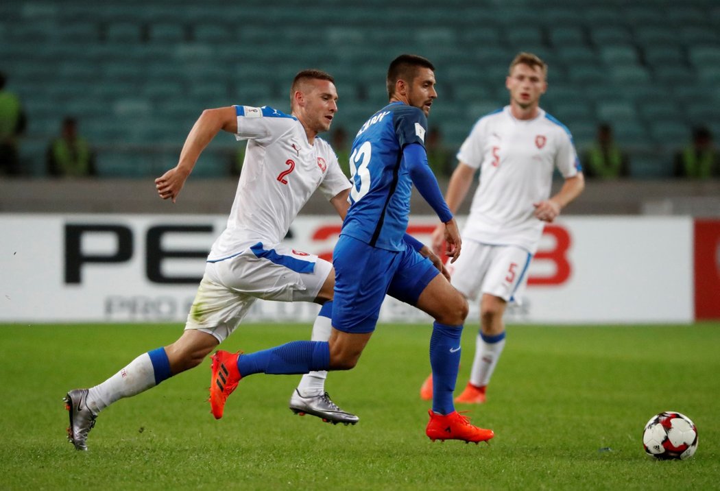 Pavel Kadeřábek se snaží přesprintovat soupeře v zápase s Ázerbájdžánem