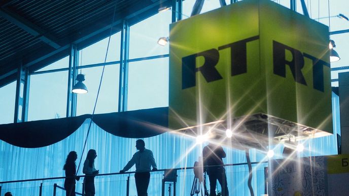 RT se původně jmenovala Russia Today a vysílala pouze v anglickém jazyce.