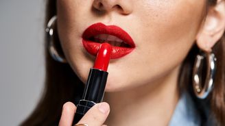 Ženy, noste rtěnky! S jakým odstínem se budete cítit skvěle a okolí si vás zamiluje? Ženy, noste rtěnky! S jakým odstínem se budete cítit skvěle a okolí si vás zamiluje?