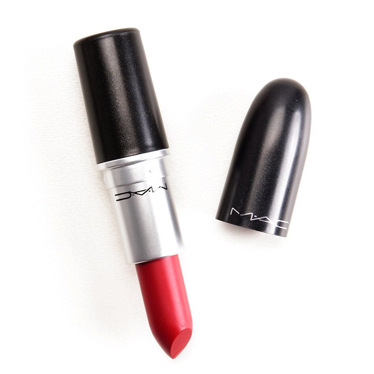 MAC, odstín Ruby Woo, 550 Kč, seženete na www.maccosmetics.cz.