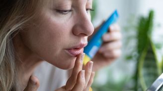 Máte popraskané rty? Tyto složky jsou v balzámech nepostradatelné. Důležitá je i strava Máte popraskané rty? Tyto složky jsou v balzámech nepostradatelné. Důležitá je i strava