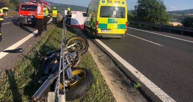 Motorkářku zřejmě oslnilo slunce, srazila se s druhou motorkou a na místě zemřela.