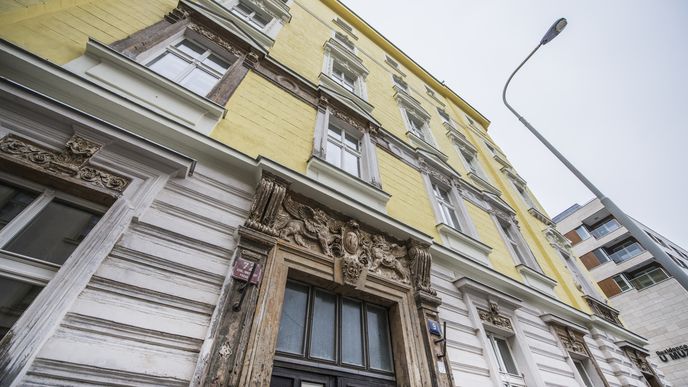 Černá stavba v Rubešově ulici na pražských Vinohradech, kterou vlastní Raiffeisenbank Leasing
