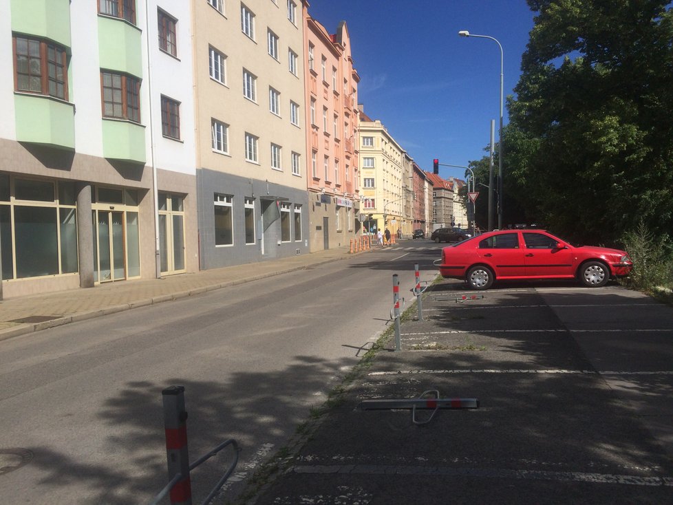 Obyvatelé Vysočan si na název ulice natolik zvykli, že jej nehodlali změnit. Proto zůstalo úředně zachováno lidové označení Rubeška.