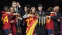 Prezident Španělského fotbalu Luis Rubiales při oslavách objímal všechny hráčky