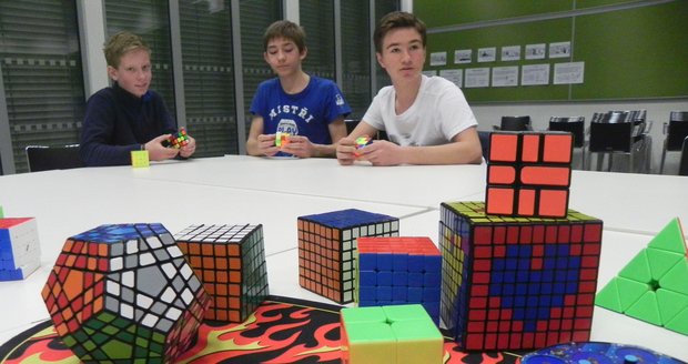 Rubikova kostka ale i další hlavolamy teenagery baví.