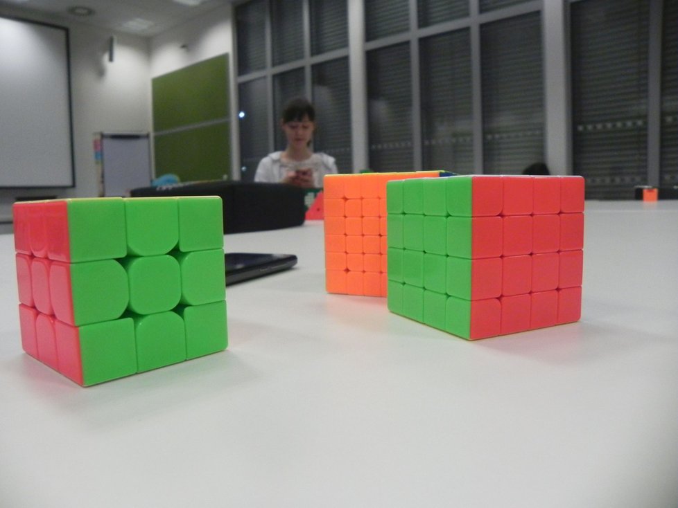 Původní Rubikova kostka prošla změnami. Je lehčí, soutěžícím se lépe otáčí.