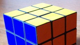 Rubikova kostka - V roce 1974 vynalezl maďarský architekt Ernö Rubik nejznámější hlavolam na světě – Rubikovu kostku. Kostka vypadá, jako kdyby byla složená z malých kostiček. Hranu nejběžnější verze Rubikovy kostky přitom tvoří tři kostičky. Ty mají navíc různé barvy a cílem hlavolamu je posouvat horizontálně a vertikálně řady kostiček tak, aby se každá stěna Rubikovy kostky skládala pouze z jedné barvy. Z hlavolamu se stal fenomén a za celou dobu jeho existence se ho prodalo více než 350 milionů kusů. Prodejní čísla navíc pořád rostou, protože Rubikova kostka je i dnes stále velmi populární. Dokonce se v jejím skládání pravidelně pořádají velké turnaje.