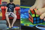Dalibor se skládáním Rubikovy kostky nohama začal teprve před rokem.