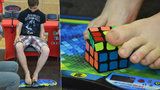 Patnáctiletý Dalibor: Rubikovu kostku skládá nohama za 2 minuty a 9 vteřin 