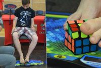 Patnáctiletý Dalibor: Rubikovu kostku skládá nohama za 2 minuty a 9 vteřin