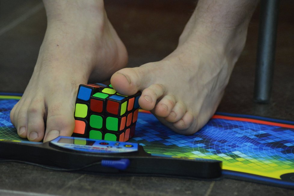 Dalibor Mrška složí Rubikovu kostku i nohama.