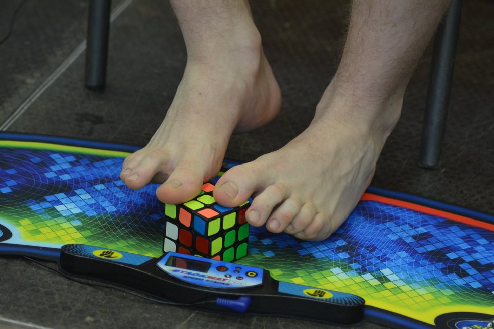 Dalibor Mrška složí Rubikovu kostku i nohama.