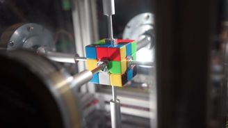 Rychlejší než mrknutí oka! Podívejte se, jak robot složí Rubikovu kostku za 380 milisekund