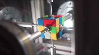 Nový rekord. Stroj složí Rubikovu kostku za 380 milisekund