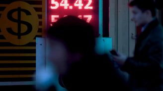 Ruské akcie klesly nejníže za pět let, rubl rekordně oslabil