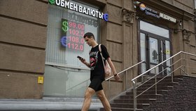 Ruská centrální banka chce zastavit pád rublu