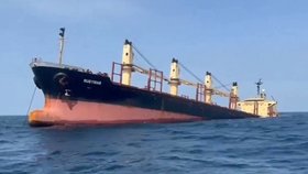 Jemenští povstalci potopili první loď! Nákladní plavidlo Rubymar šlo v Rudém moři ke dnu