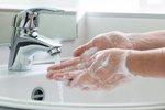 Čtyři z deseti zdravotníků si nemyjí správně ruce, špinavýma rukama se šíří až 80 procent infekcí.