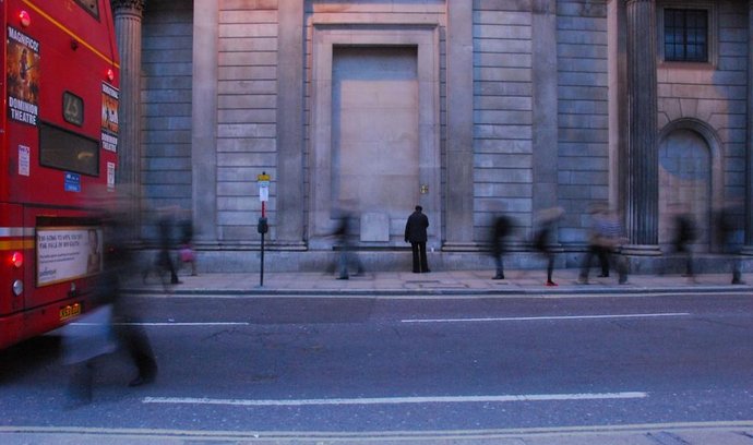 Ruch na ulici u Bank of England