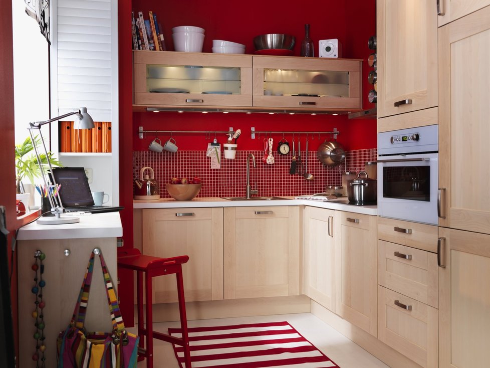 Kuchyň plná energie. Červený tón podporuje chuť k jídlu i k vaření. Ikea