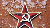 30 let od revoluce: Z Plzně zmizí pětimetrová rudá hvězda! Stále se válí na střeše exsídla KSČ