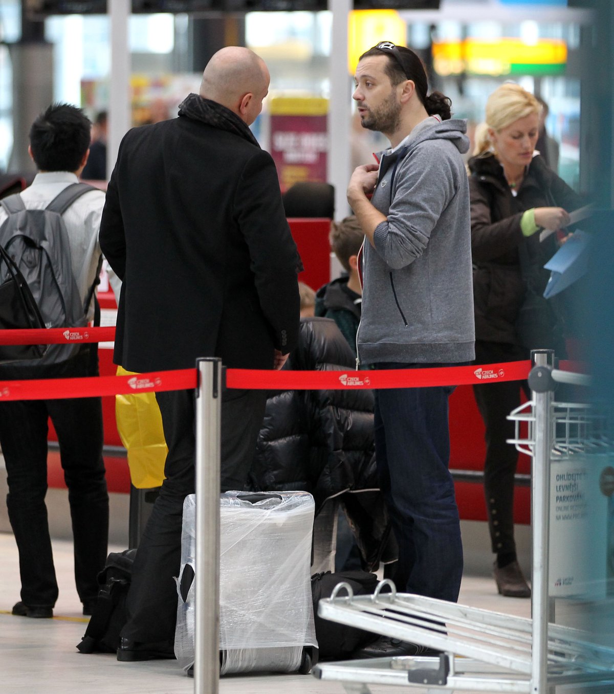 PRAHA-RUZYNĚ, PÁTEK 16:02 - Ruda (vpravo) se odbavoval bez Mahuleny, která zřejmě letěla přes VIP salonek.