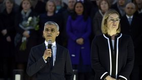 Britská ministryně vnitra Amber Ruddová a londýnský starosta Sadiq Khan uctili památku obětí.