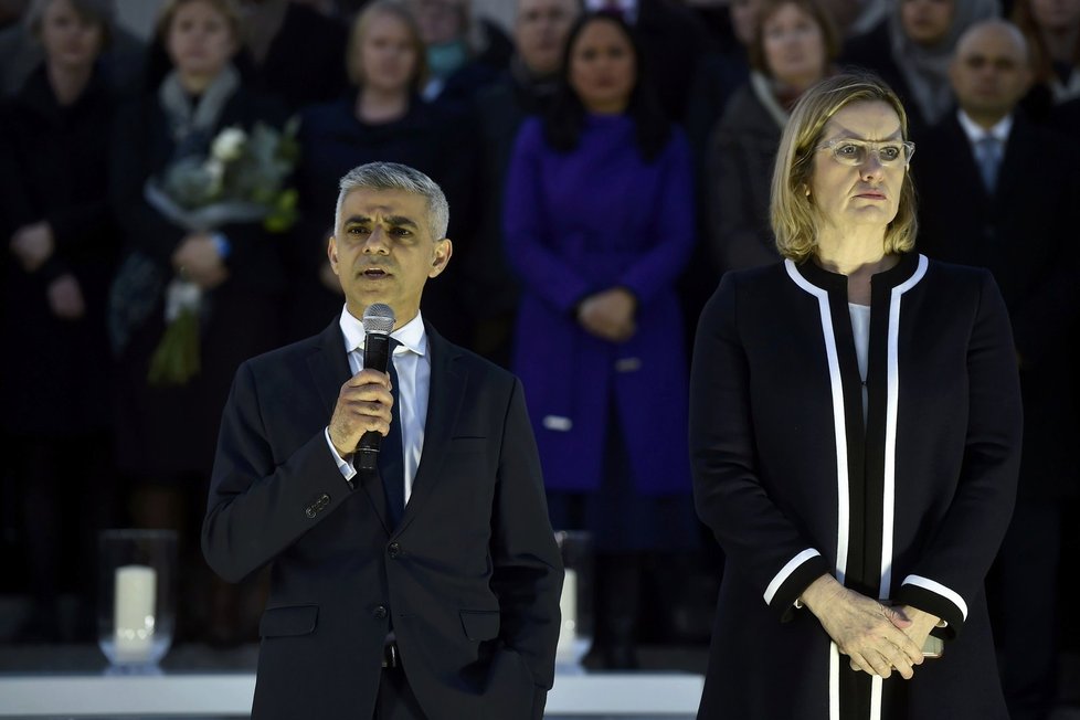 Britská ministryně vnitra Amber Ruddová a londýnský starosta Sadiq Khan uctili památku obětí.